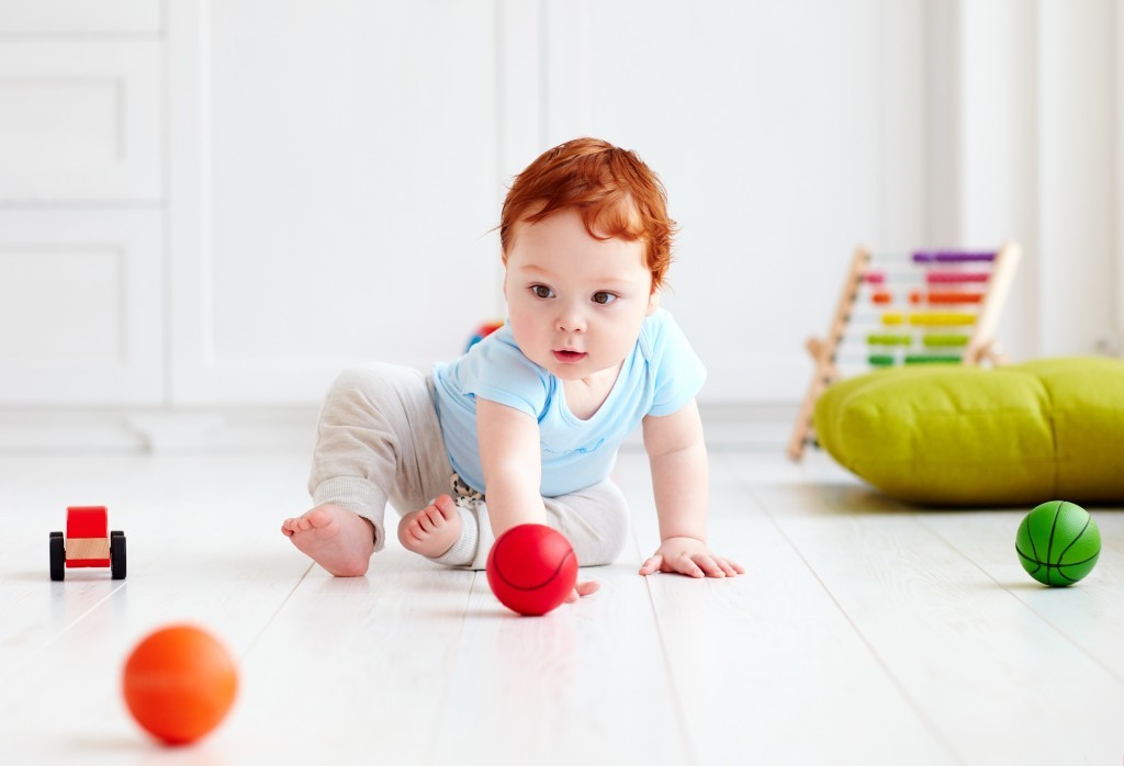 Konzentriert gespielt:  Kinder können sich herrlich lange mit den einfachsten Spielsachen beschäftigen. Denn selbst unscheinbare Dinge wie ein Ball stellen für die Jüngsten beachtliche Herausforderungen dar. - Foto: Olesia Bilkei/AdobeStock