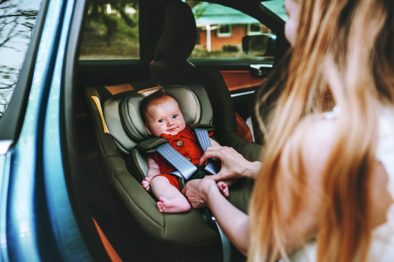 Ein wichtiger Bestandteil der Babyerstausstattung ist ein sicherer Autokindersitz mit Isofix, I-Size und Co. - Foto: EVERST/AdobeStock