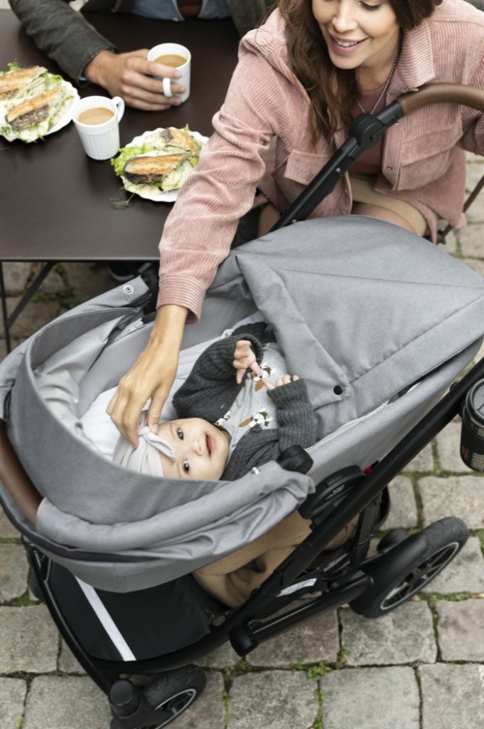 Von Anfang an: Im Kinderwagen, wie im Smile III von Britax Römer, lässt es sich aushalten. Wichtig ist am Anfang die Nutzung einer Babywanne für eine ergonomische Entwicklung des Rückens des Babys.