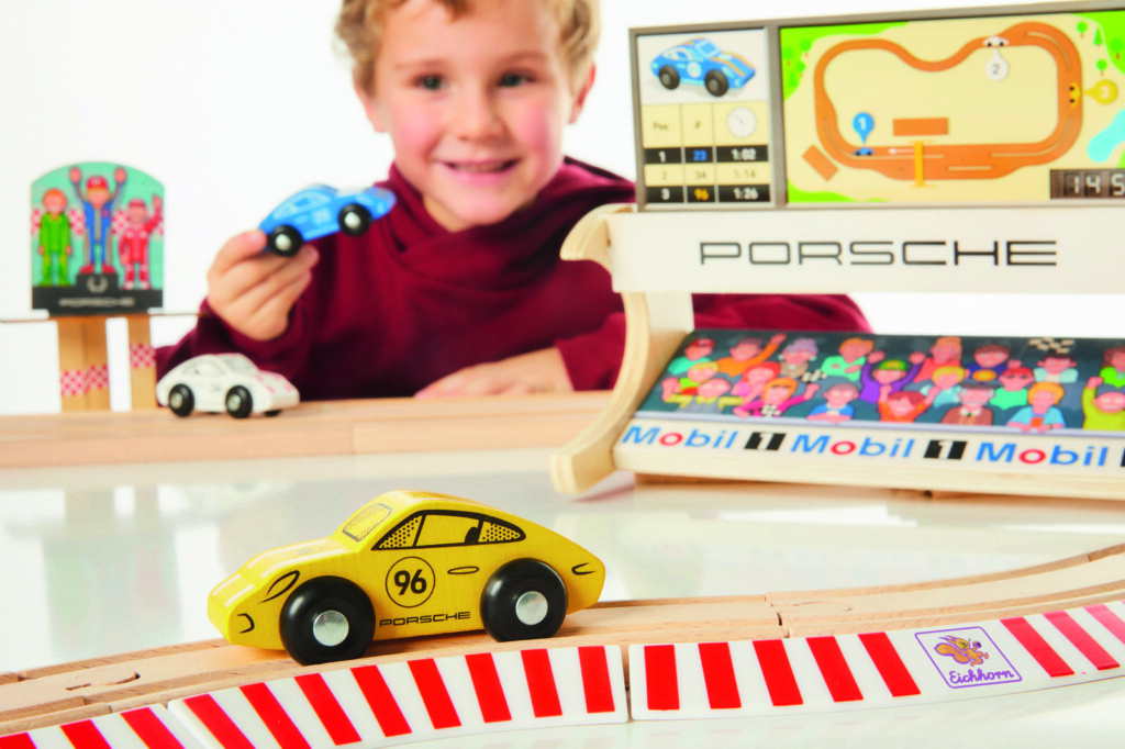Ob klassisch aus Holz wie bei Eichhorn, aus Kunststoff, mit High-Tech-Features oder klassisch: Fast alle Kinder lieben Autos!