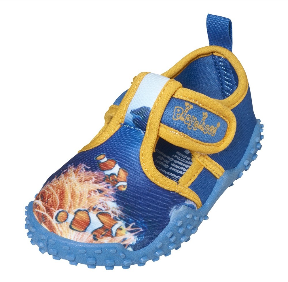 Die Aquaschuhe von Playshoes überzeugen mit einer rutschfesten Sohle, Reißverschluss für leichteres Anziehen und einen UV-Schutzfaktor  von 50+.