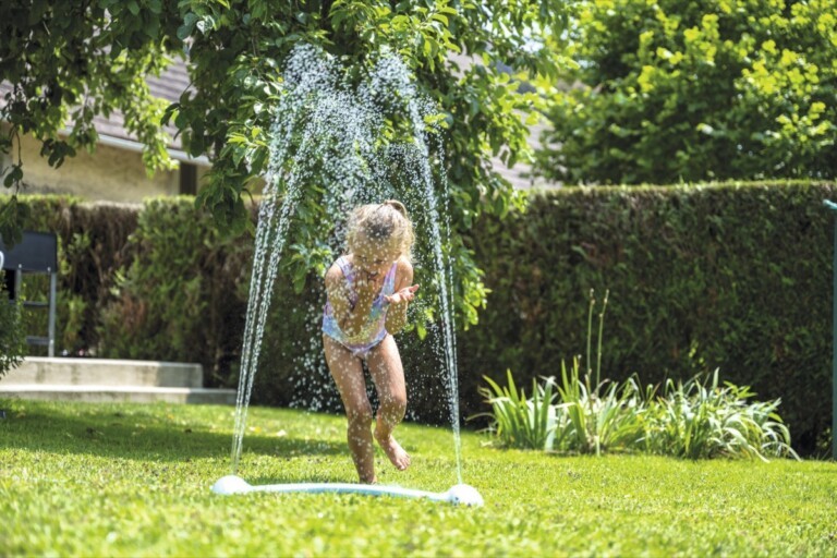 Das Wasserspielzeug "Splashy Way" von Smoby sorgt für Erfrischung an heißen Sommertagen.