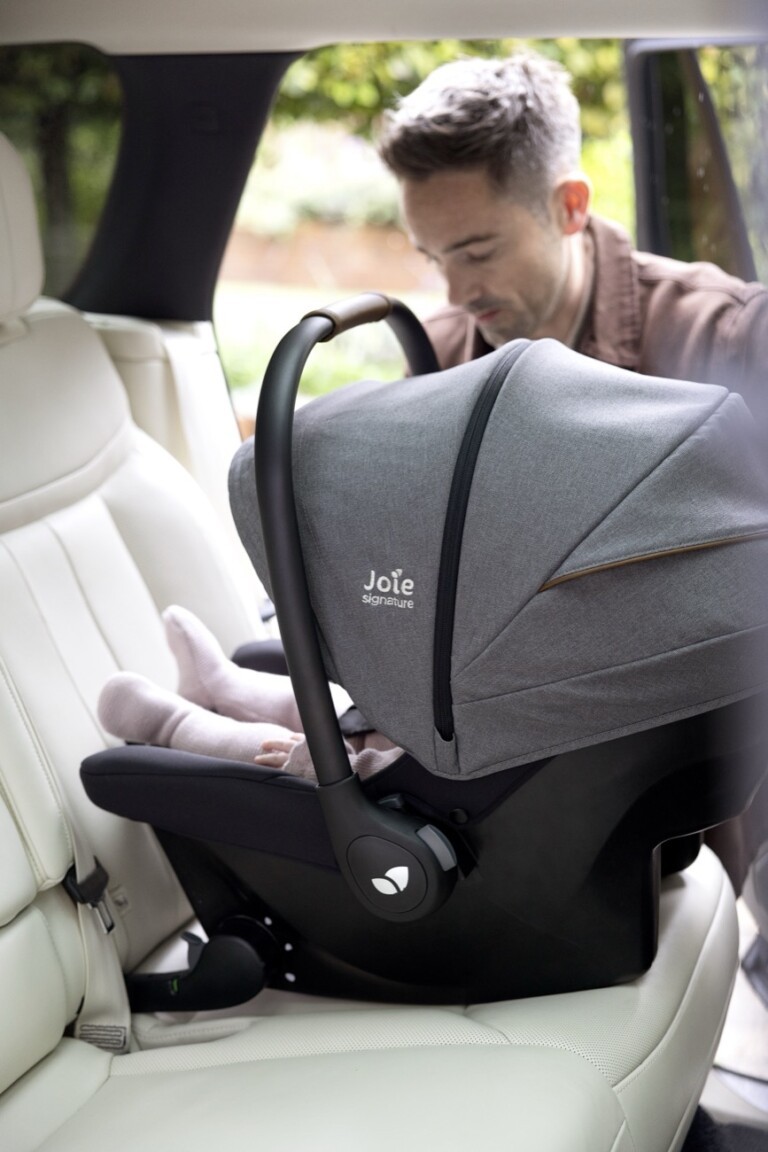 Die Babyschale "Sprint" von Nuna lässt sich sowohl nur mit Isofix-Konnektoren, als auch mittels einer optionalen Basisstation nutzen.