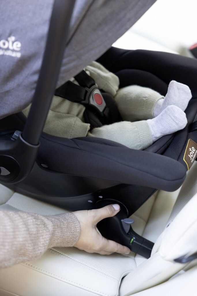 Die Babyschale "Sprint" von Nuna lässt sich sowohl nur mit Isofix-Konnektoren, als auch mittels einer optionalen Basisstation nutzen.