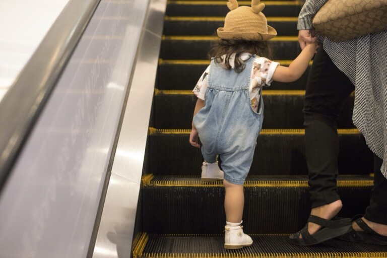 Kindern sind Rolltreppen meist suspekt. Zur Sicherheit gilt aber ohnehin: Immer an die Hand nehmen!