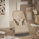 k12-Tragen-BabyBjoern-006038-bouncer-bliss-beige-dark-gray-woven-lifestyle-babybjorn-09-11C4D891-43AC-49B8-AE4D-9C47E9F8623A