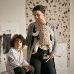 k12-Tragen-BabyBjoern-021038-baby-carrier-mini-beige-dark-gray-woven-lifestyle-babybjorn-02-11C4D891-43AC-49B8-AE4D-9C47E9F8623A